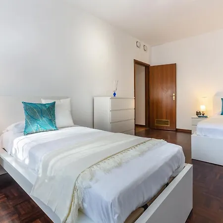 Guesthost - Pontelagoscuro Huge & Residential Daire *