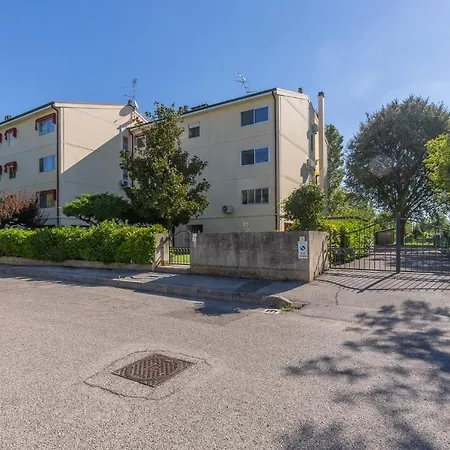 Guesthost - Pontelagoscuro Huge & Residential Appartement